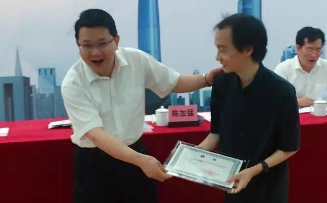 陳加猛區(qū)長為瀚華總建筑師、XAA建筑設(shè)計(jì)事務(wù)所主持建筑師冼劍雄先生頒發(fā)聘書.jpg